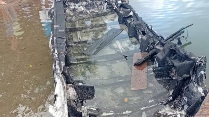 Las llamas afectaron severamente la estructura de la nave.