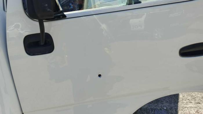 El bus tipo coaster recibió varios impactos de bala y el conductor resultó herido.