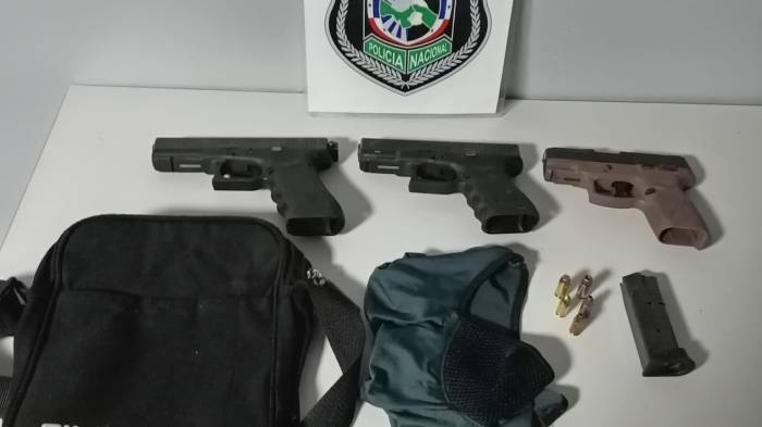 Chiquillo se paseaba por San Miguelito con tres armas de fuego y varias municiones