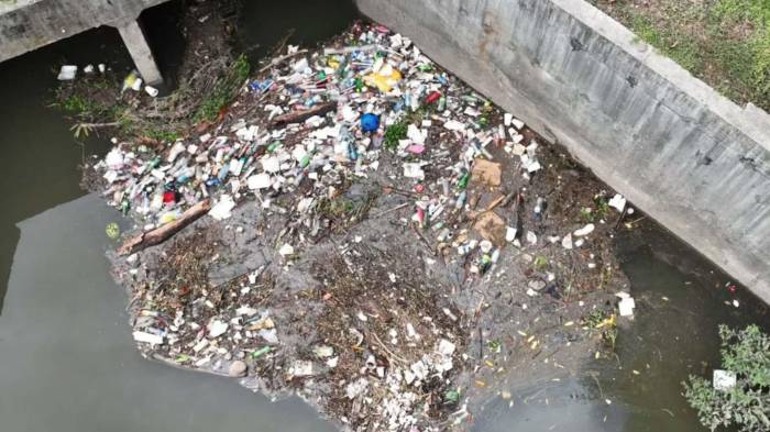 La acumulación de basura y sedimentos en los canales pluviales del sector de Juan Díaz afectó el sistema de drenaje durante las lluvias del pasado miércoles.