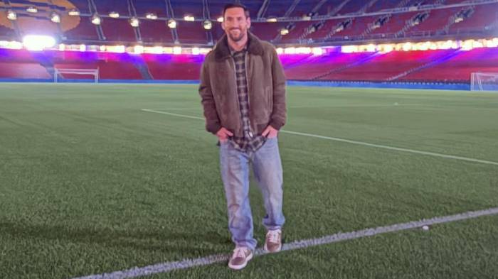 Leo Messi durante su visita en el estadio.