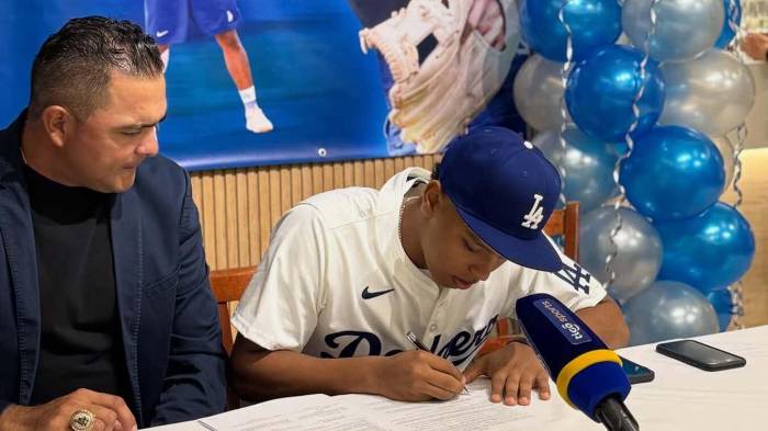 El campocorto panameño inicia su carrera profesional tras firmar con los Dodgers de Los Ángeles.