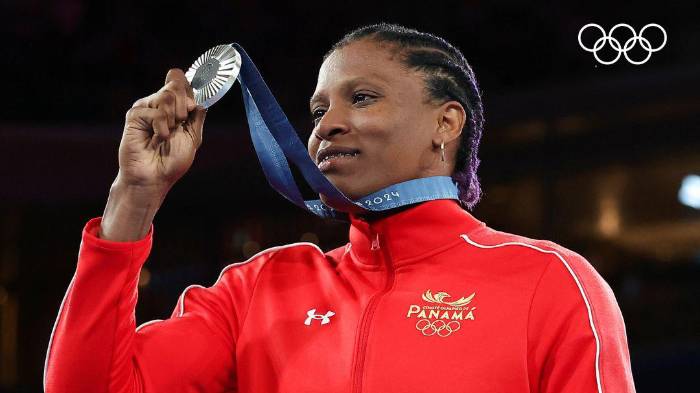 Atheyna Bylon emocionada con su presea de plata.