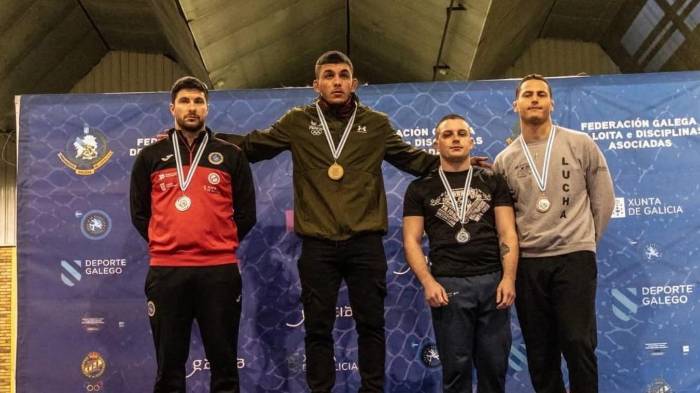 El luchador panameño Ángel Cortés (centro) se impuso en la categoría 86 kg estilo libre en España.