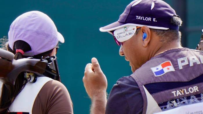 Patricia González y Eduardo Taylor celebran la medalla de bronce obtenida en la prueba de Skeet Mixto de los Juegos Bolivarianos Ayacucho–Lima 2025.