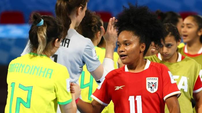 La panameña Erika Hernández (d) saluda a la brasileña Amandinha.