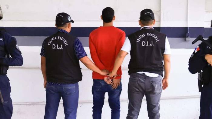 Cristian Rueda, quien figura en la lista de los más buscados por el delito de pandillerismo, se entregó la tarde de este martes en la sede de la DIJ, en el corregimiento de Ancón.