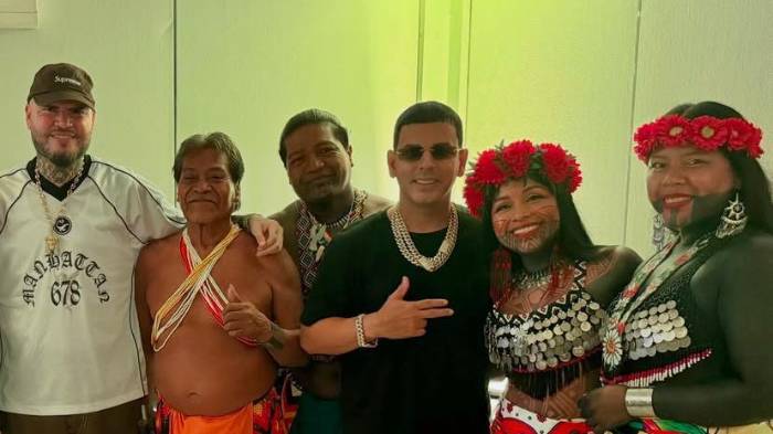 Miembros de la comunidad Emberá Quera junto a Farruko y Tito el Bambino.