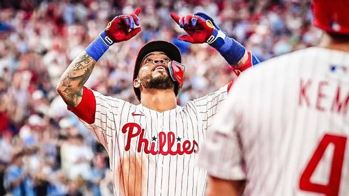 Edmundo Sosa celebrando su batazo de dos carreras ante los Mets.