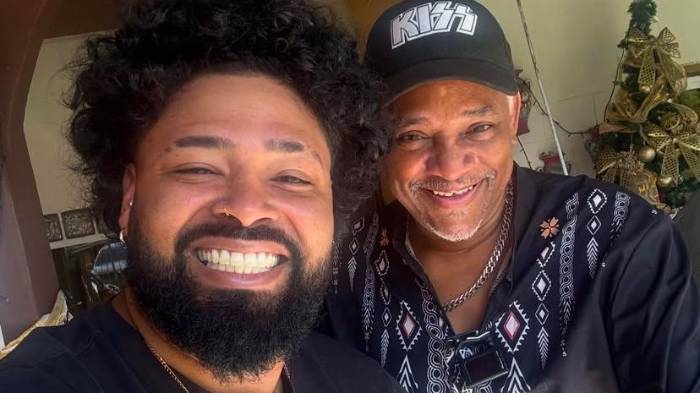 Michael Vega y el humorista Herman Bryden posan juntos, reviviendo la conexión de su época en ‘Los Reyes del Humor’.