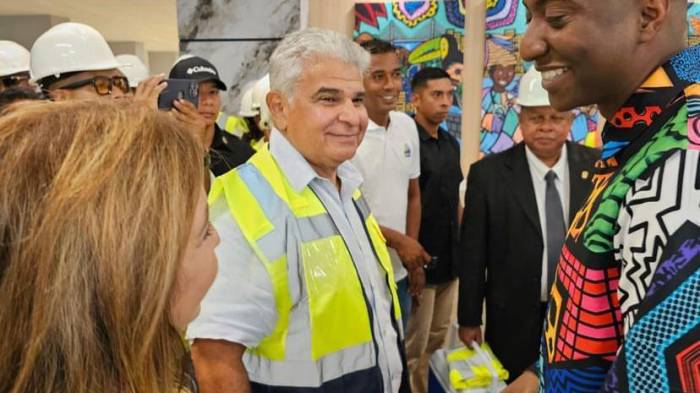 Cuadros de Jean Decort engalan pasillo del nuevo hospital de Colón