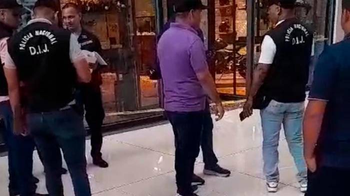 Entran a centro comercial y roban relojes de una joyería