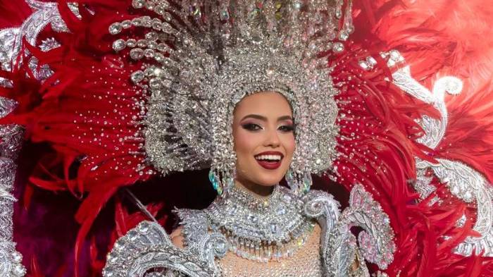 SRM Ana Isabel Carrizo brilló con la alegoría ‘Lady Valentine, el amor despierta contigo’.