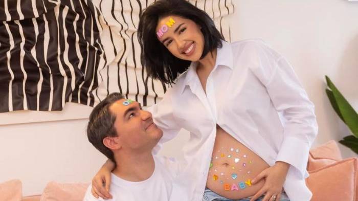 La pareja celebra la llegada de su primer bebé, meses después de su boda religiosa.