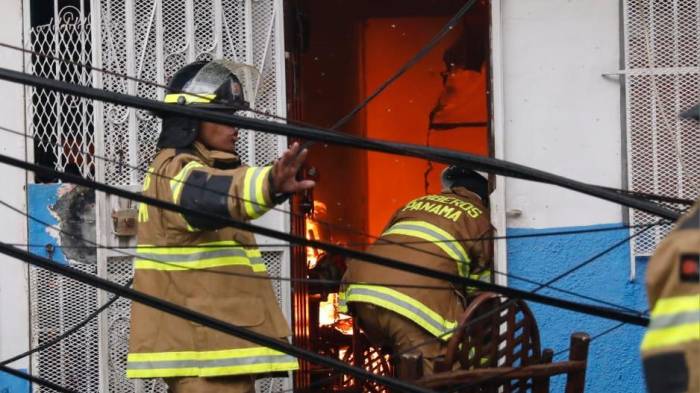 Bomberos en su peligrosa labor sofocaron el fuego que amenazaba con extenderse.