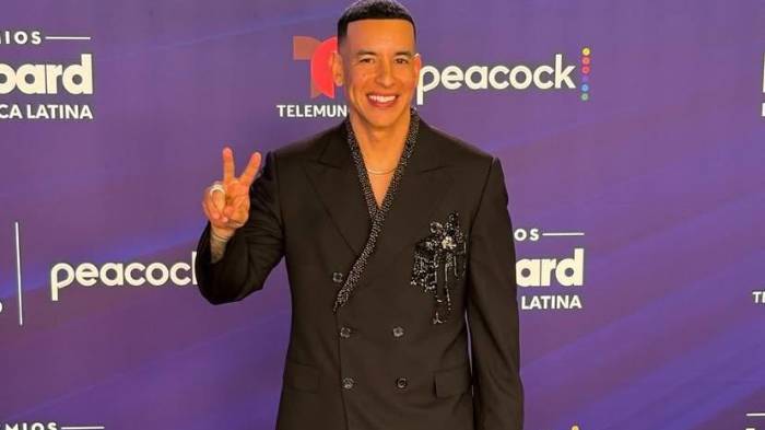 Daddy Yankee regresó a los escenarios en los Premios Billboard 2025 con ‘Sonríele’, transmitiendo un mensaje de fe y unión.