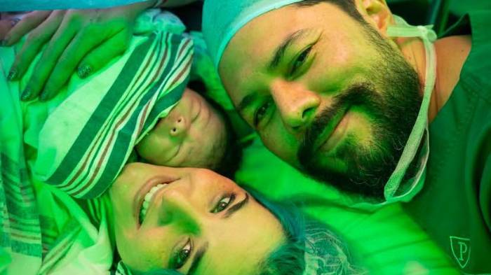 Diana Monsters y su esposo Javier mostraron en redes los primeros instantes junto a su hija recién nacida.