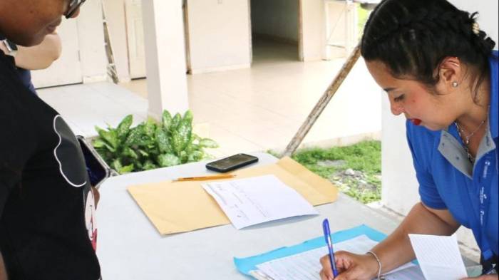 Estudiantes beneficiarios de becas y asistencia económica en universidades oficiales y particulares