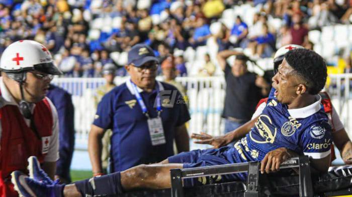 Jorge ‘Puchulín’ Serrano fue retirado en camilla después de sufrir una luxofractura de peroné durante el triunfo 4-1 del Motagua sobre Lobos UPNFM.