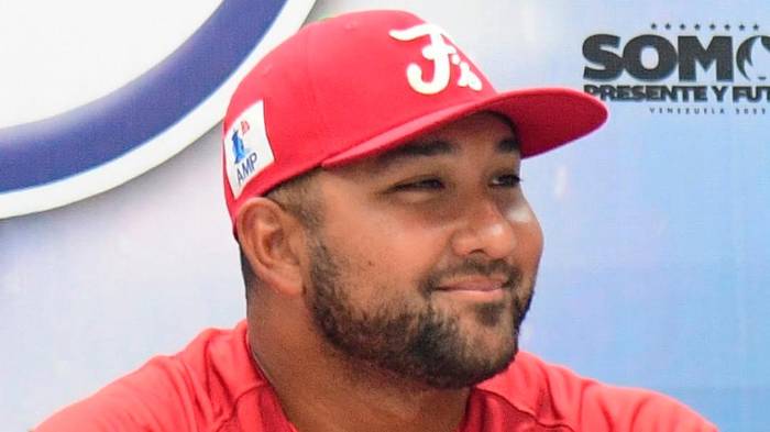 José Mayorga trabaja con los Azulejos de Toronto.