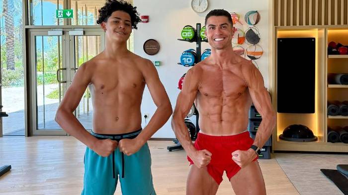 Cristiano Ronaldo junto a su hijo entrenando.