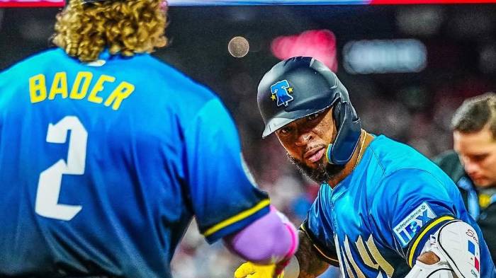 Edmundo Sosa celebra con Harrison Bader.