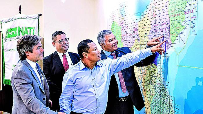 Reunión entre representantes de la Asociación de Alcaldes de Panamá y el administrador de la Anati, Andrés Pagés, con el objetivo de abordar temas relacionados con el catastro, la administración de tierras y la planificación territorial.