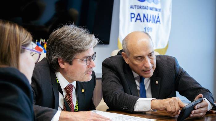 Entrega de documentación original correspondiente a un terreno de propiedad estatal ubicado dentro del Recinto Portuario de Vacamonte, asignado en uso y administración a la Autoridad Marítima de Panamá.