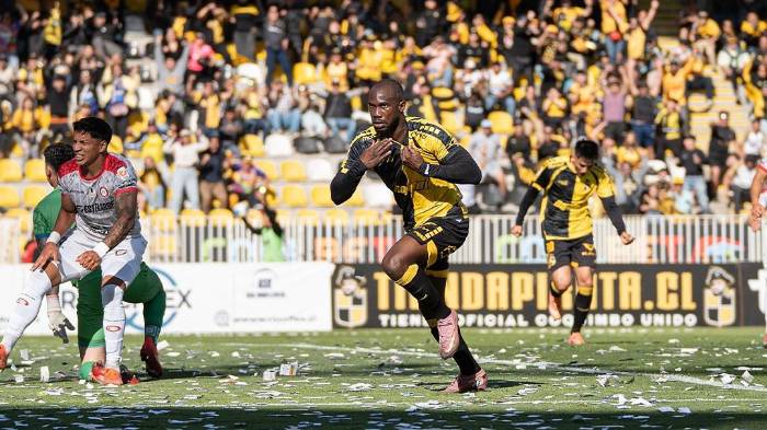 Cecilio Waterman celebra su anotación.