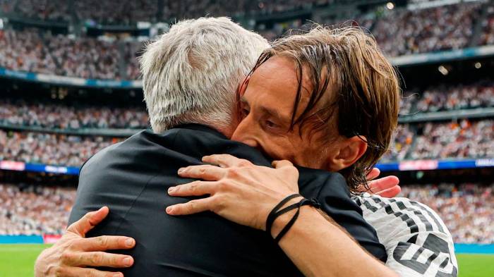 El abrazo de dos figuras que dejan la institución.