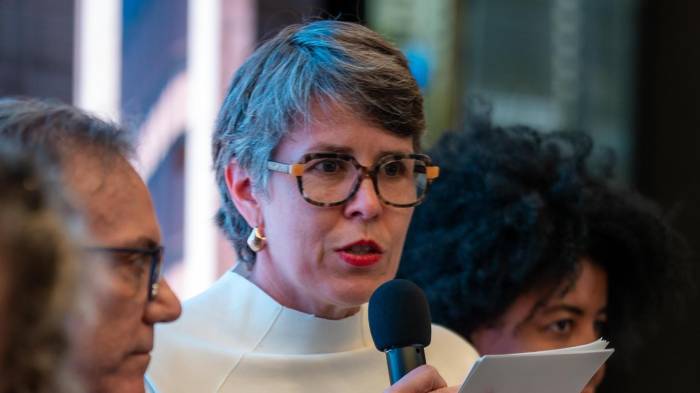 Directora de negocios de la Agencia de Promoción de Exportaciones e Inversiones de Brasil (ApexBrasil), Ana Paula Repezza, hablando en Osaka (Japón).