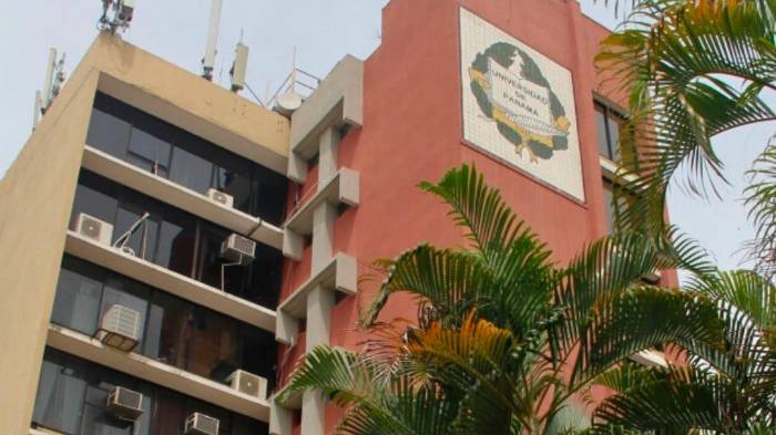 El rector, Flores, reitera que la Universidad está dispuesta a servir como facilitadora de un diálogo nacional entre los distintos sectores del país.