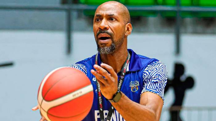 Mikayla va tras los pasos de papá