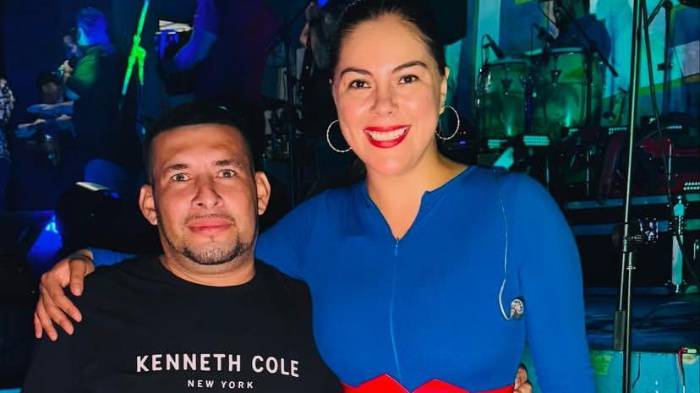 Doralis Mela durante la presentación en La Verbena, donde un fan le devolvió el ánimo pese al local vacío.