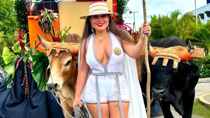 El tejido rojo del sombrero de Yaneth Marín también encendió el debate en redes, símbolo de una participación que no pasó desapercibida.