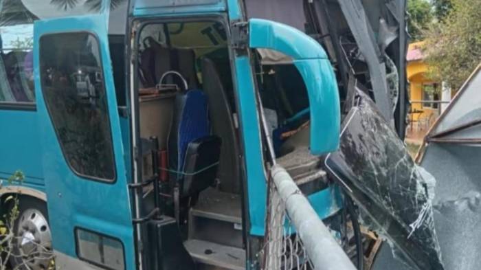 El bus terminó estrellándose contra una parada de transporte, la cual quedó completamente destruida.