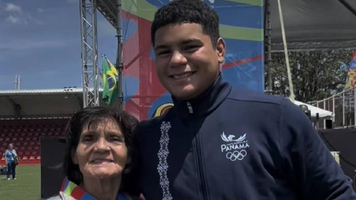 Adrián Holguín junto a su abuela Matilde.