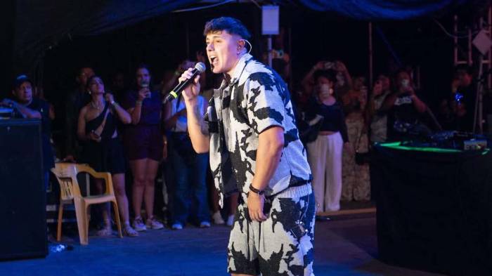 Joey Montana durante su presentación en el Tonic Fest 2025, donde hizo vibrar a miles en Playa Tamarindos con sus mayores éxitos.