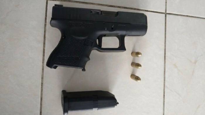 El arma de fuego fue decomisada durante un operativo policial en el sector de Cabra, en Pacora.
