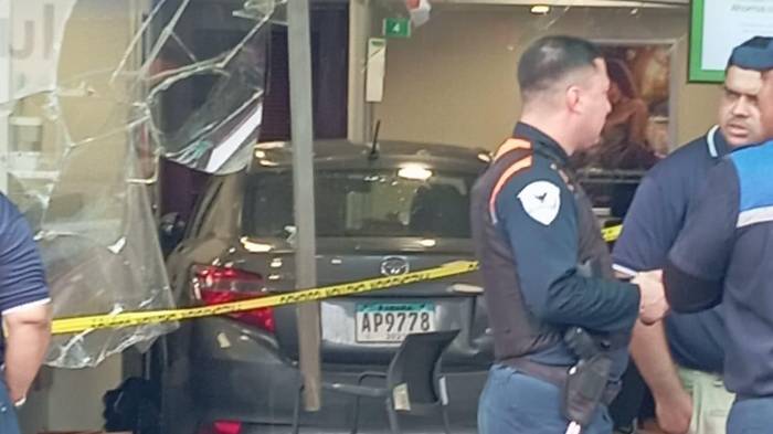 El vehículo terminó a lado de la caja del banco. La conductora estaba en estado de shock por incidente