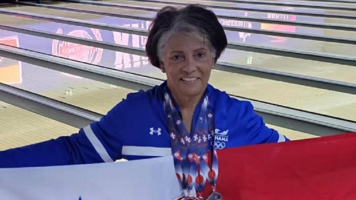 La señora Lupe Alemán representando orgullosa a Panamá.