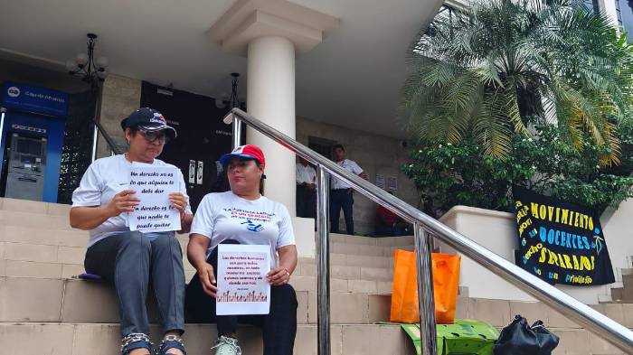 Ivín Enríquez y Enelda Batista, del Colegio José Remón Cantera, se encadenaron la semana pasada durante 24 horas en la Corte Suprema de Justicia.