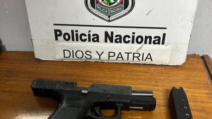 Unidades policiales recuperaron la motocicleta y el arma de fuego presuntamente utilizadas en el homicidio.