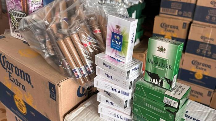 Inspectores de la Dirección de Prevención y Fiscalización Aduanera verifican mercancías durante el operativo “Navidad sin Contrabando”.