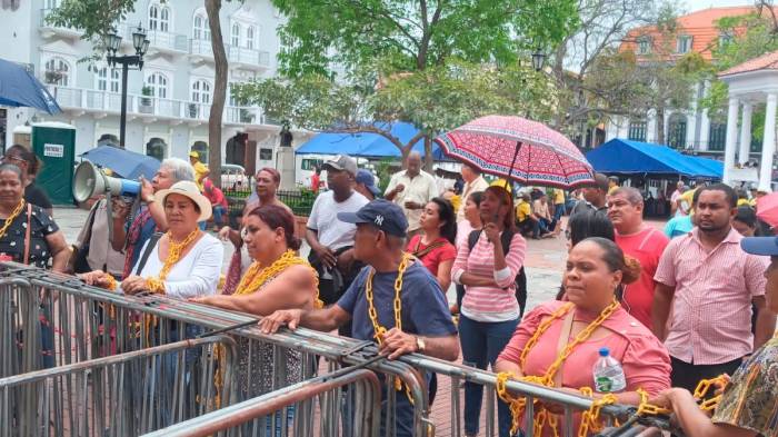 Trabajadores aduaneros en pie de guerra. Se encadenaron a las afueras de la presidencia.