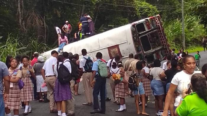 Bus se vuelca en Colón. Hay más de 20 personas heridas