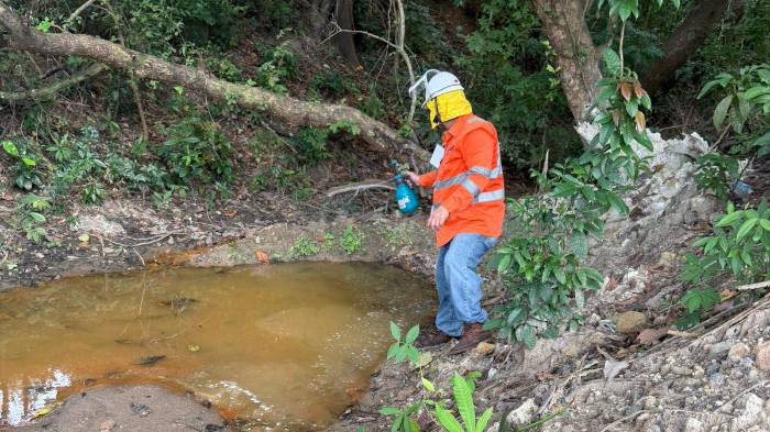 Parte del combustible afectó la quebrada San José.