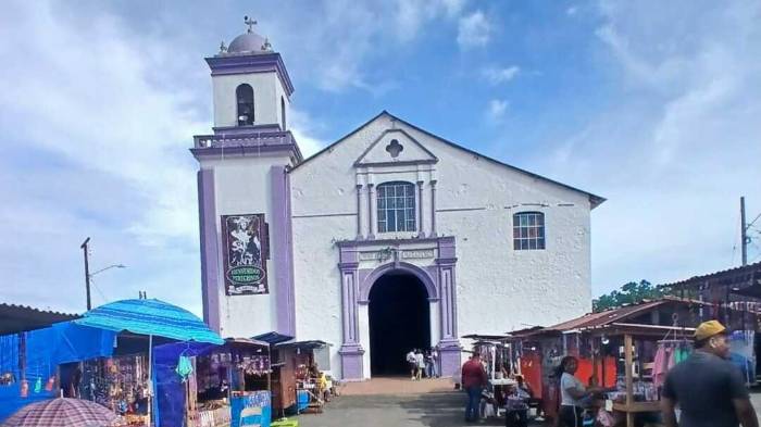 Dentro de la iglesia de San Felipe Apóstol, los fieles expresan su devoción al Nazareno con cánticos y plegarias.
