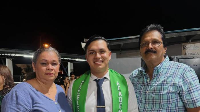 Héctor Concepción junto a sus orgullosos padres.