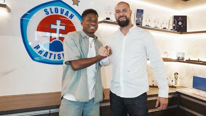 Fútbol: Blackman se queda en Eslovaquia